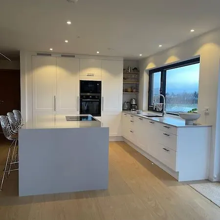 Moderne Arkitekttegnet Hus Naert Sentrum, Ons Dom wakacyjny