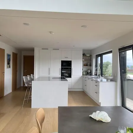Moderne Arkitekttegnet Hus Naert Sentrum, Ons Dom wakacyjny