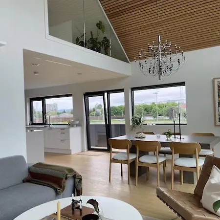 Moderne Arkitekttegnet Hus Naert Sentrum, Ons